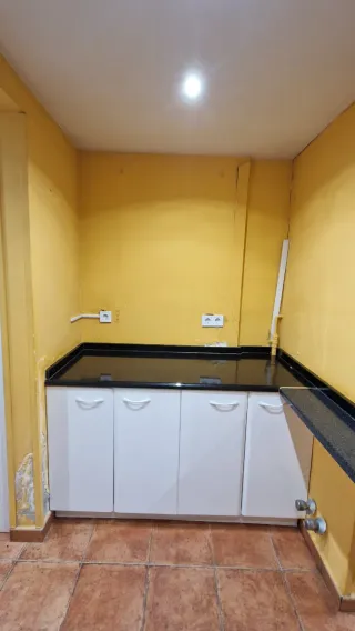 Muebles de Cocina Madera Blanca y mármol negro.