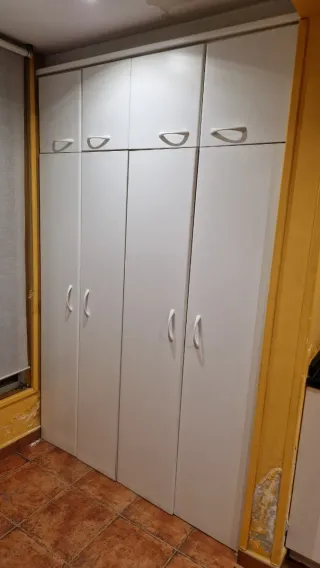 Muebles de Cocina Madera Blanca y mármol negro.