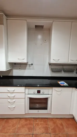 Muebles de Cocina Madera Blanca y mármol negro.