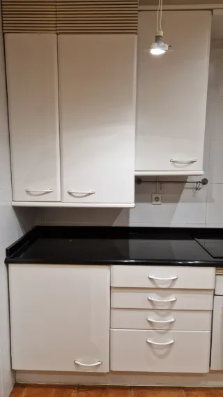 Muebles de Cocina Madera Blanca y mármol negro.