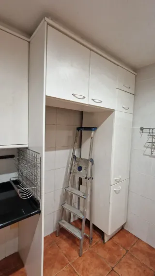 Muebles de Cocina Madera Blanca y mármol negro.