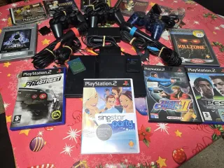 PlayStation 2 con juegos y mandos