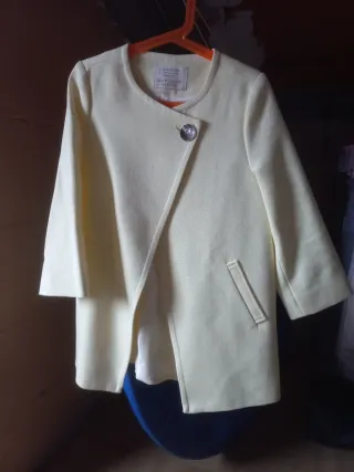 Chaqueta niña amarilla .