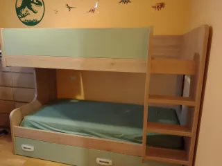 Litera de madera con cajones y escalera