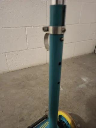 Patinete 3 ruedas azul y amarillo