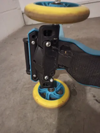 Patinete 3 ruedas azul y amarillo