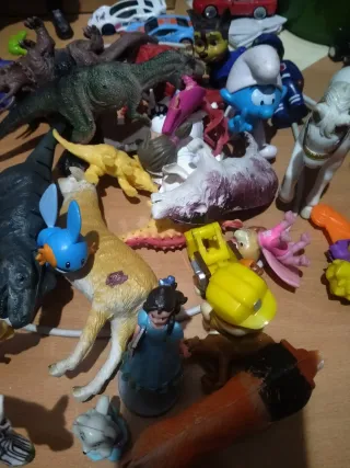 Lote variado de juguetes