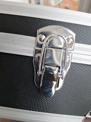 Caja de herramientas con esquineros de aluminio,