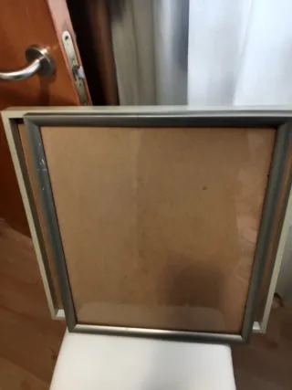 Dos marcos de madera y papel