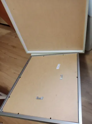 Dos marcos de madera y papel