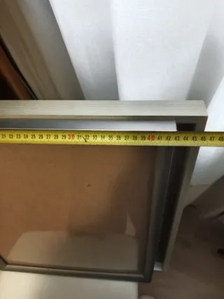 Dos marcos de madera y papel