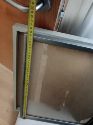 Dos marcos de madera y papel