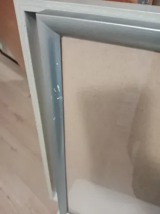 Dos marcos de madera y papel