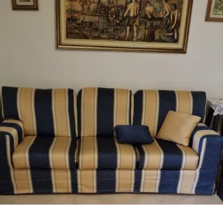 Divano tessuto blu e giallo