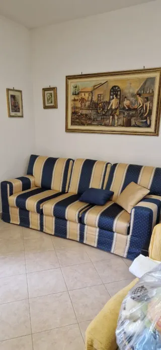 Divano tessuto blu e giallo