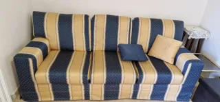 Divano tessuto blu e giallo