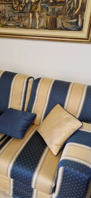 Divano tessuto blu e giallo