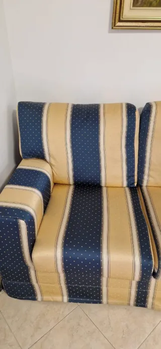 Divano tessuto blu e giallo