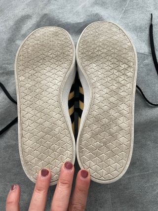 Zapatillas Adidas Doradas y Negras