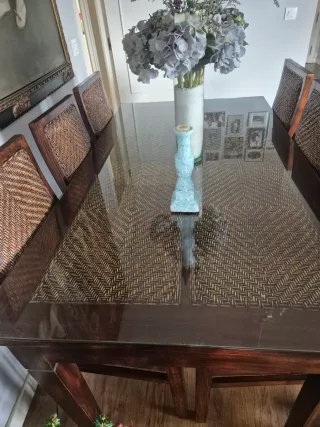 Mesa comedor de ratán y 6 sillas mas cristal