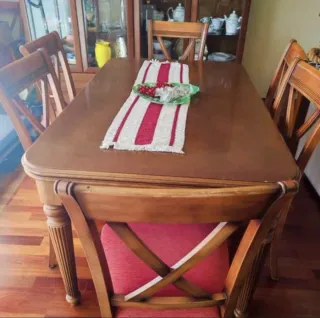 Mesa de comedor y sillas de madera