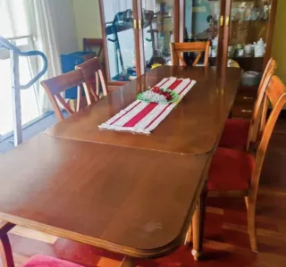 Mesa de comedor y sillas de madera
