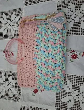 Bustina uncinetto multicolor con decorazione