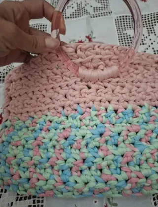 Bustina uncinetto multicolor con decorazione