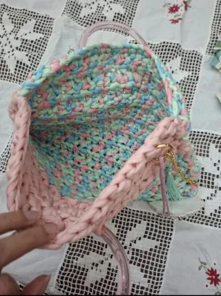 Bustina uncinetto multicolor con decorazione