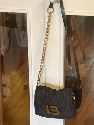 Bolso Bimba y Lola negro logo dorado