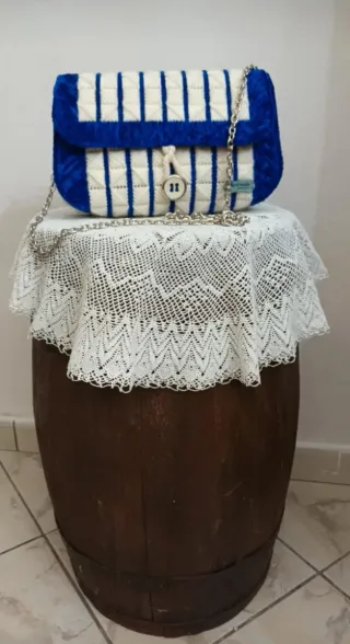 Borsetta fatta a mano blu e bianca