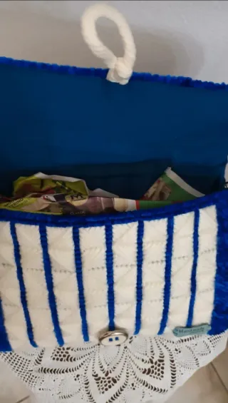 Borsetta fatta a mano blu e bianca