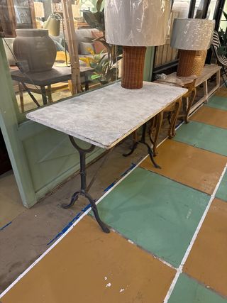 Mesa de hierro y mármol