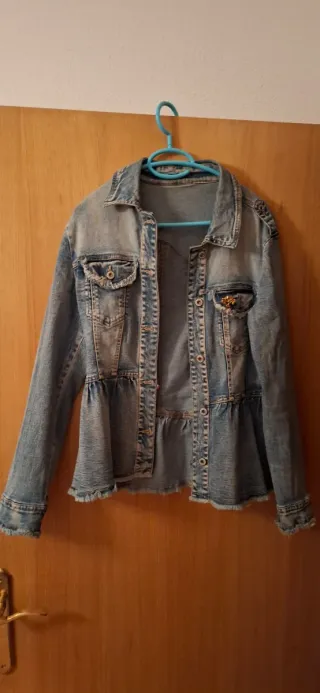 Chaqueta vaquera con volantes