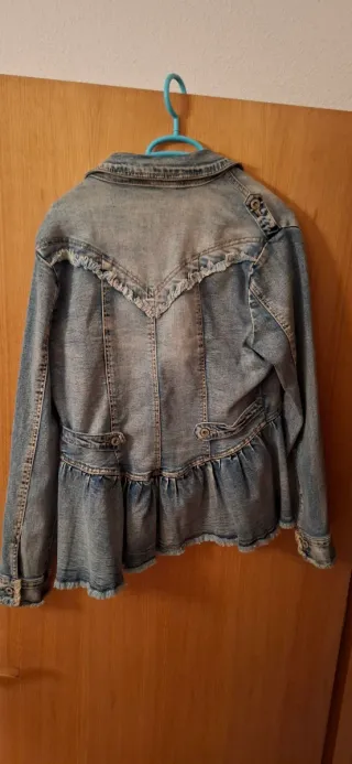 Chaqueta vaquera con volantes