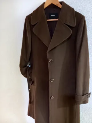 Abrigo de paño de calidad.