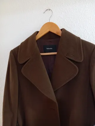 Abrigo de paño de calidad.