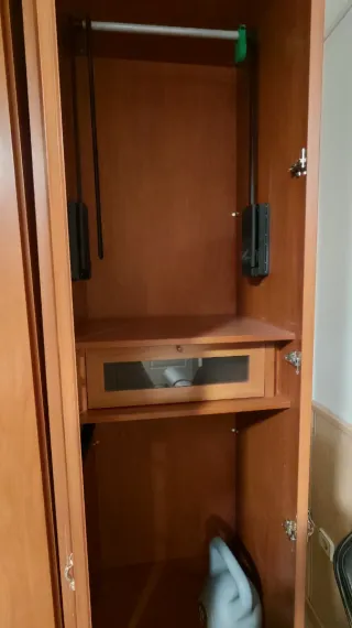 2 armarios de madera con colgador extraíble