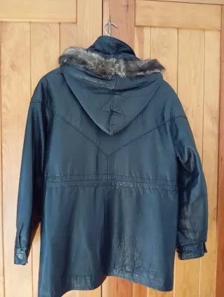 Chaquetón negro con capucha y pelo