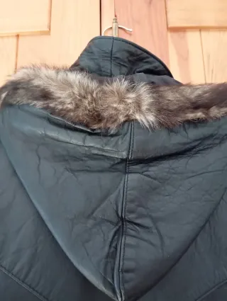 Chaquetón negro con capucha y pelo