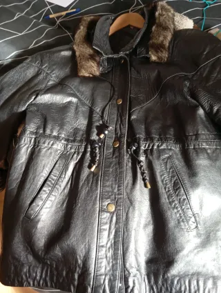 Chaquetón negro con capucha y pelo