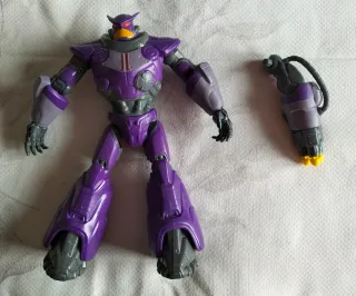 Muñeco articulado morado