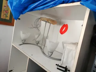 Lámpara de techo plateada y blanca