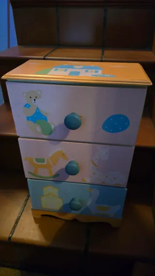 Mueble para muñecas con 3 cajones pintado