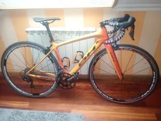 Bicicleta de carretera BH naranja