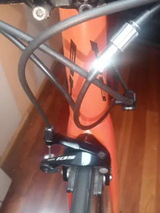 Bicicleta de carretera BH naranja