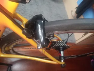 Bicicleta de carretera BH naranja