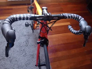 Bicicleta de carretera BH naranja