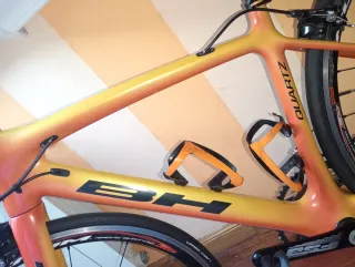 Bicicleta de carretera BH naranja