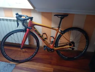 Bicicleta de carretera BH naranja